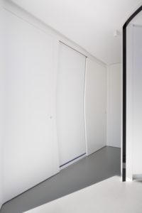 Pasillo y puerta corredera-Diseño interior vivienda futurista en Elche
