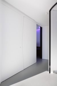 Pasillo y puerta corredera-Diseño interior vivienda futurista en Elche