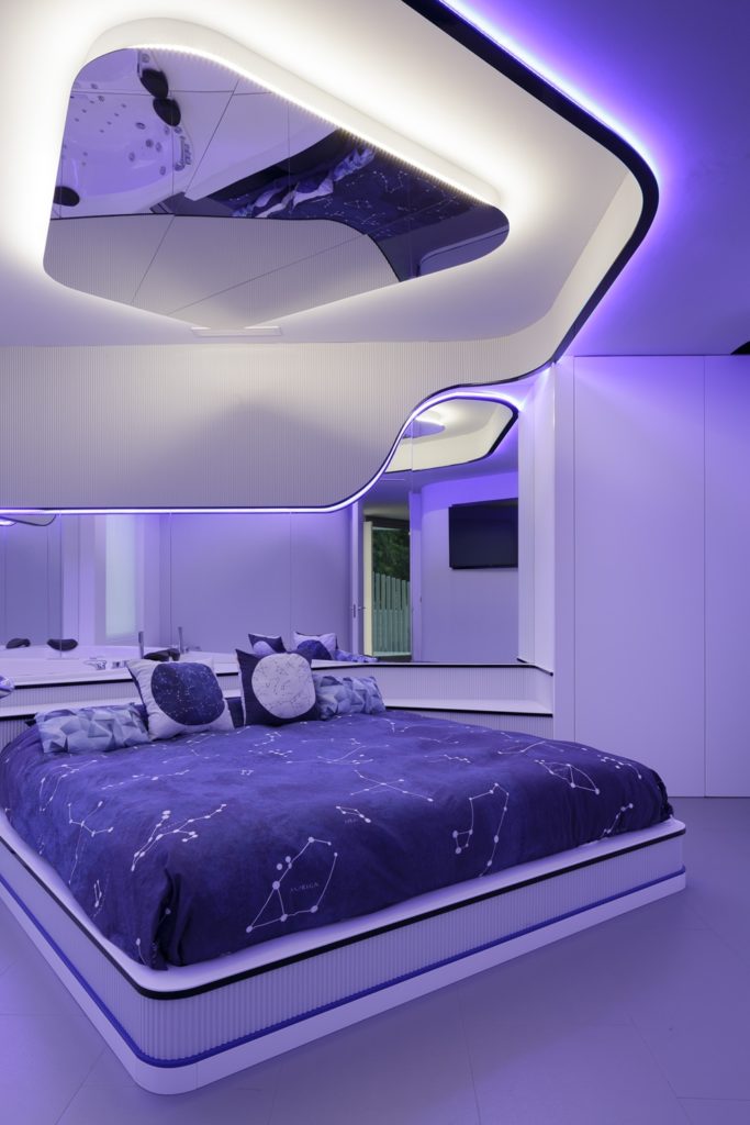 Domitorio y jacuzzi-Diseño interior vivienda futurista en Elche