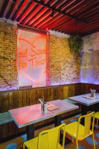 Detalles en neón en Diseño restaurante mexicano Tabaxco en Madrid