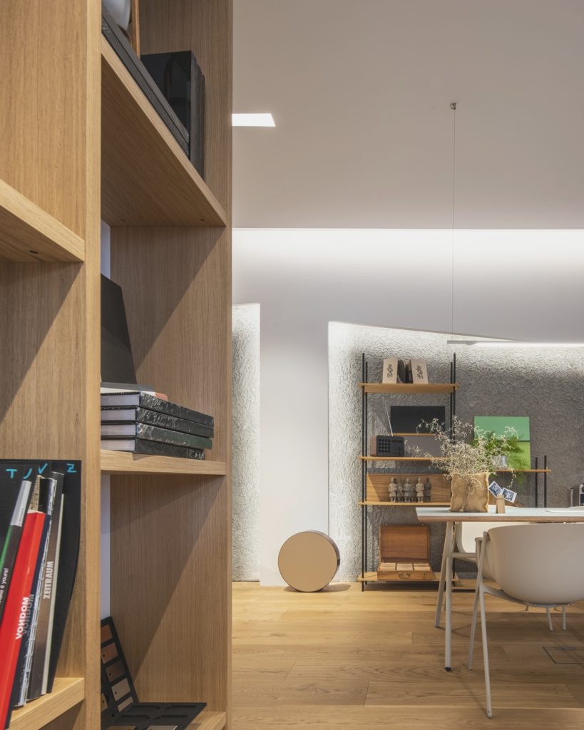 Mesa y sillas de Ondarreta en atención personalizada - INteriorismo EStratégico en Galicia - Showroom mobiliario Sutega