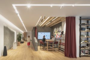 Mesa y estantería Suyma, Taburetes Akaba, cortina de Kvadrat, cuadro de Roberto Yepes - INteriorismo EStratégico en Galicia - Showroom mobiliario Sutega