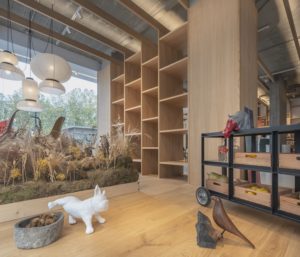 Figura Skin Metal en exposición y escaparate - INteriorismo EStratégico en Galicia - Showroom mobiliario Sutega