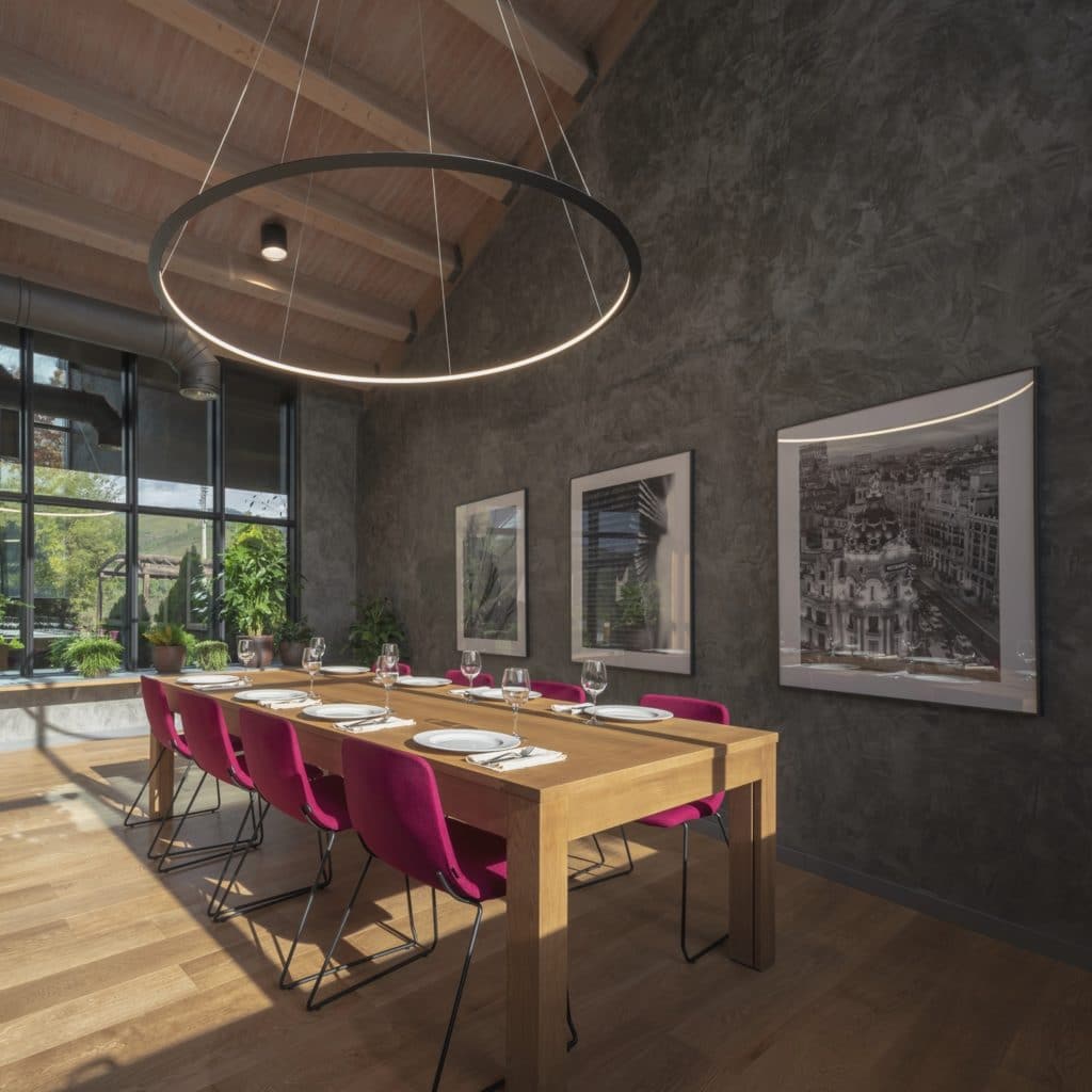 Diseño propio de mesa en madera de roble en Interiorismo Estratégico en comedor para clientes de CUPA Pizarras
