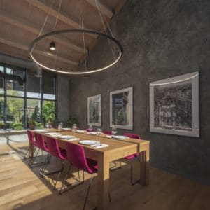 Diseño propio de mesa en madera de roble en Interiorismo Estratégico en comedor para clientes de CUPA Pizarras