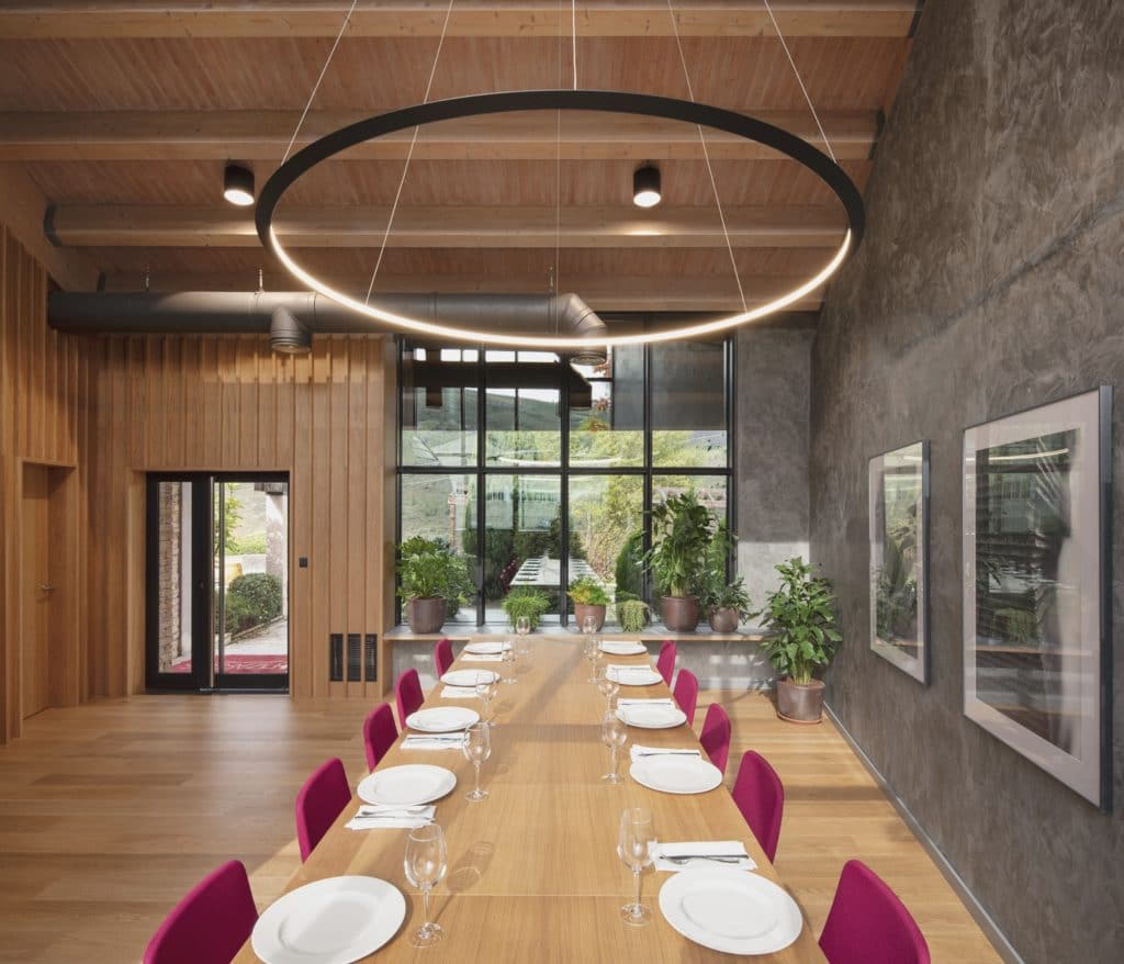 Vista frontal mesa de roble en Interiorismo Estratégico en comedor para clientes de CUPA Pizarras