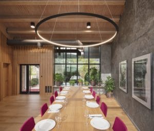 Vista frontal mesa de roble en Interiorismo Estratégico en comedor para clientes de CUPA Pizarras