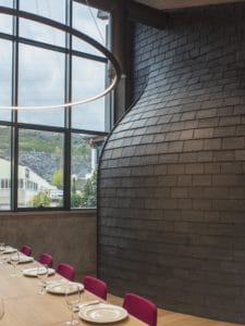 Curvas en colocación de pizarra natural en Interiorismo Estratégico en comedor para clientes de CUPA Pizarras