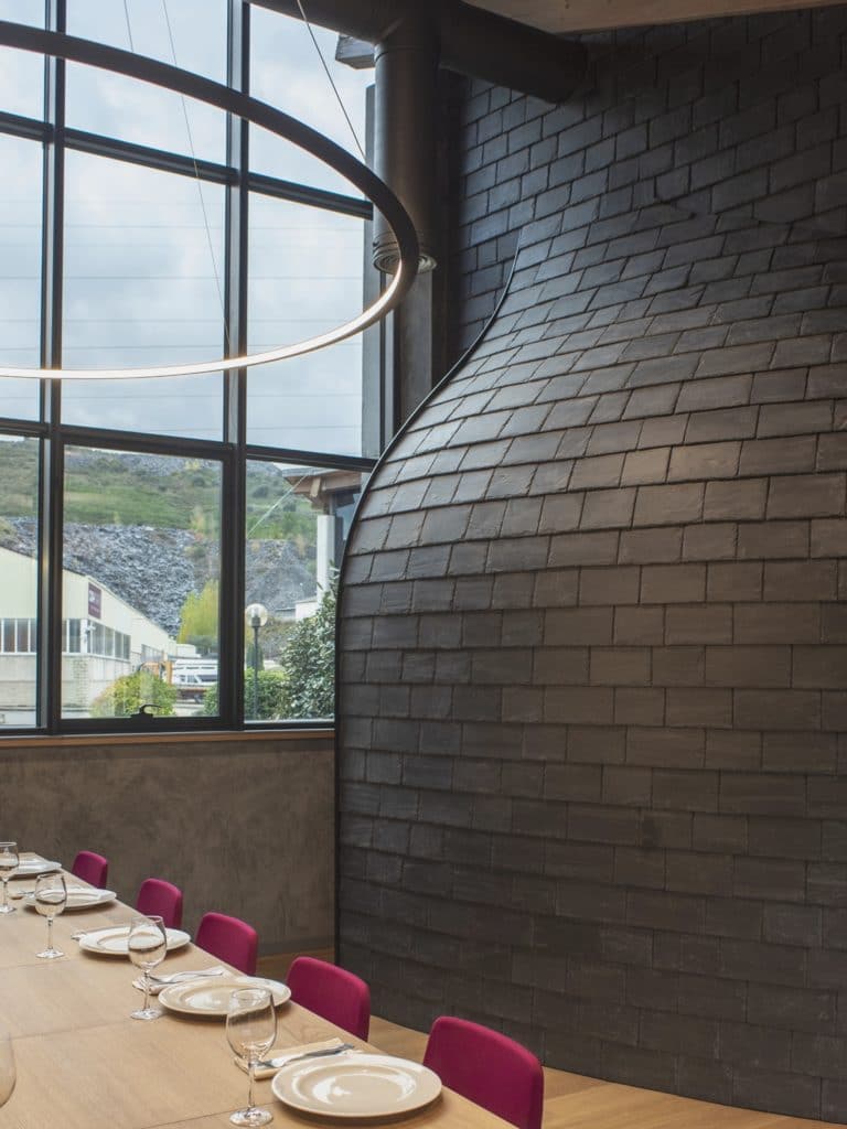 Curvas en colocación de pizarra natural en Interiorismo Estratégico en comedor para clientes de CUPA Pizarras