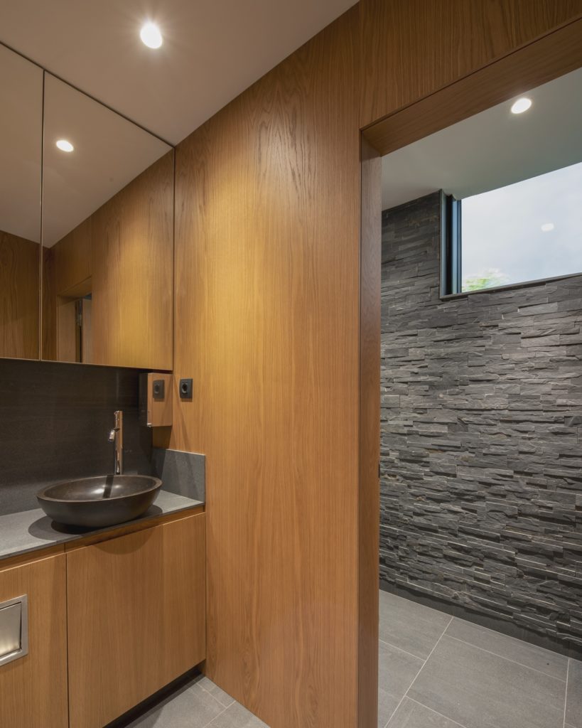Lavabo en piedra natural de The Bathco en Interiorismo Estratégico en comedor para clientes de CUPA Pizarras