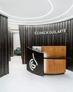 Vista de recepción en INteriorismo EStratégico Clínica Madrid Dr Guilarte