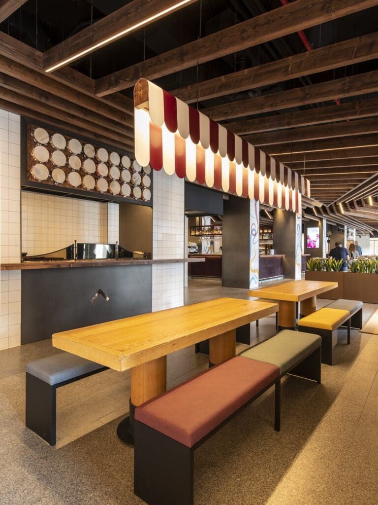 Mesa corrida pulpeira en Diseño de pulpería La Caseta de Aurora