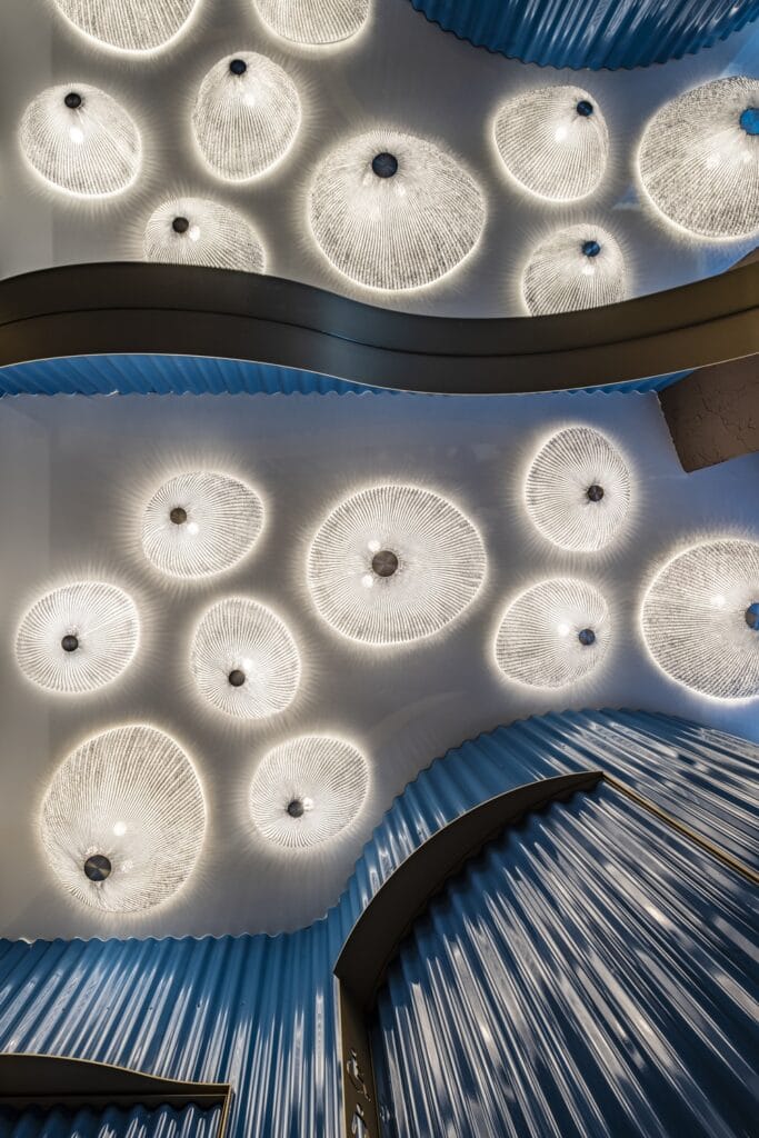 Iluminación en baños en Diseño interior de restaurante Árbore da Veira en A Coruña, Galicia