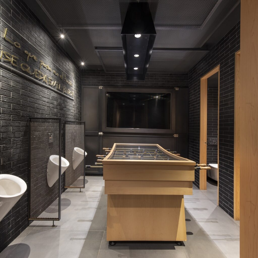 Interiorismo en aseos masculinos en Salón de Eventos 'Amar Eventos' by Árbore de Veira - Futbolín