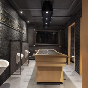 Interiorismo en aseos masculinos en Salón de Eventos 'Amar Eventos' by Árbore de Veira - Futbolín