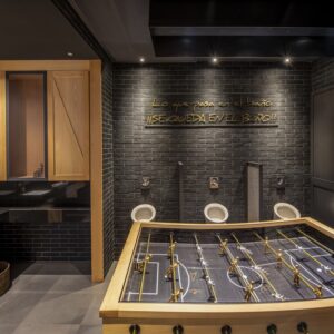 Interiorismo en aseos masculinos en Salón de Eventos 'Amar Eventos' by Árbore de Veira - Futbolín