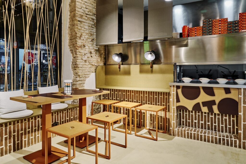 Equipamiento interiorismo estratégico restaurante Toc Toc Noodles en Ciudad Real