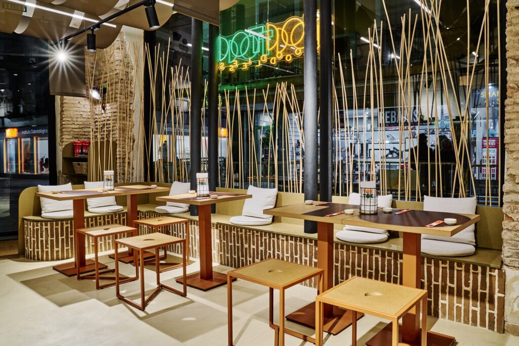 Equipamiento interiorismo estratégico restaurante Toc Toc Noodles en Ciudad Real