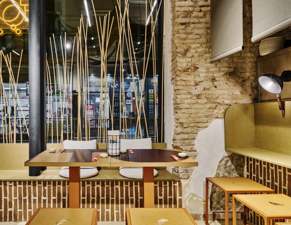 Equipamiento interiorismo estratégico restaurante Toc Toc Noodles en Ciudad Real