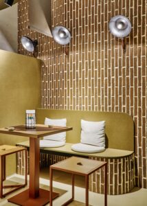 Equipamiento interiorismo estratégico restaurante Toc Toc Noodles en Ciudad Real