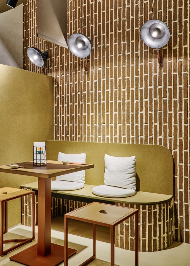 Equipamiento interiorismo estratégico restaurante Toc Toc Noodles en Ciudad Real