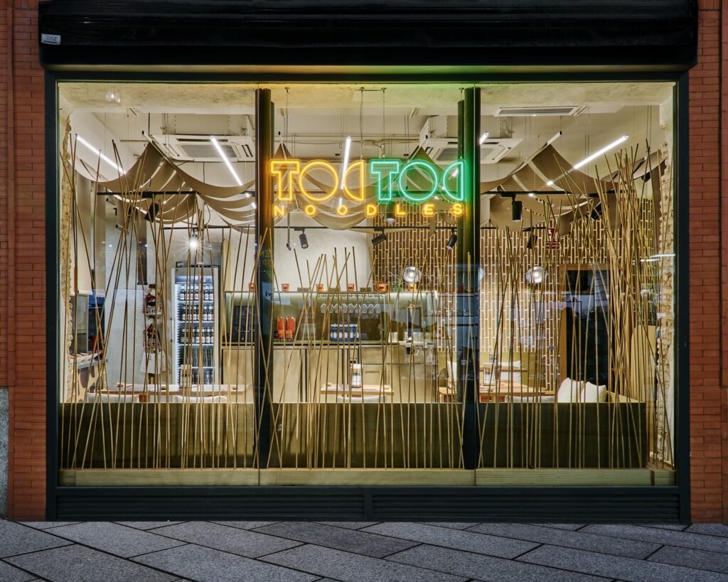 Fachada interiorismo estratégico restaurante Toc Toc Noodles en Ciudad Real