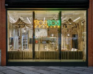 Fachada interiorismo estratégico restaurante Toc Toc Noodles en Ciudad Real