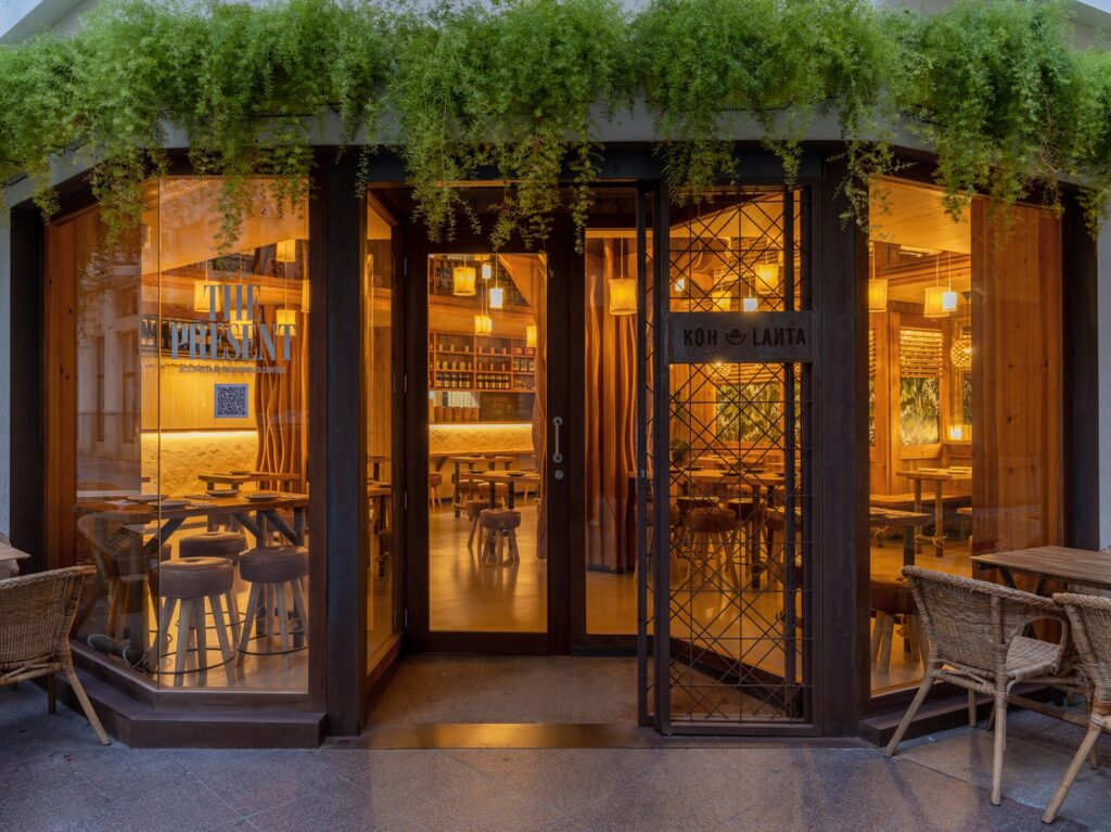 Entrada principal con cerramiento metálico en Diseño interior restaurante Koh Lanta en Elche