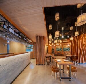 Interior y barra en Diseño interior restaurante Koh Lanta en Elche