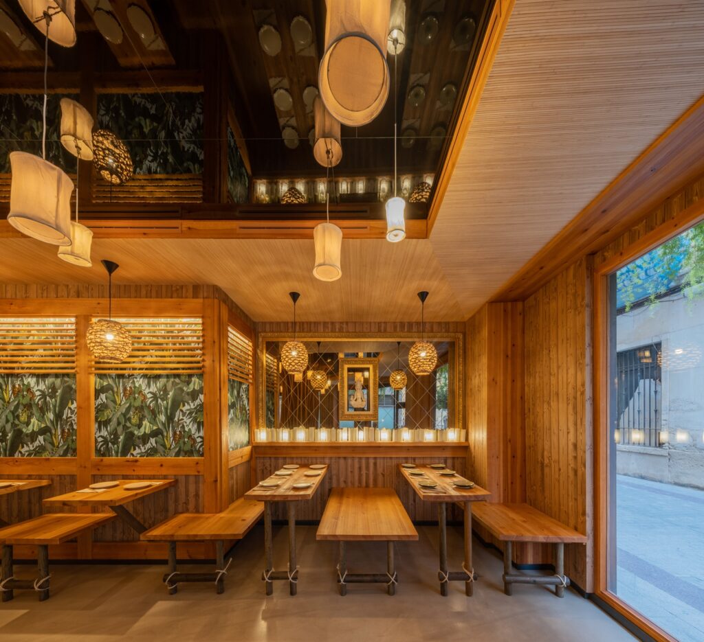 Mobiliario y papel pintado en Diseño interior restaurante Koh Lanta en Elche