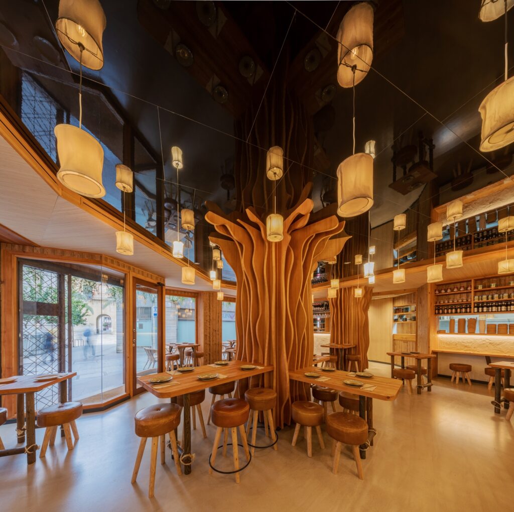 Farolillos voladores en Diseño interior restaurante Koh Lanta en Elche