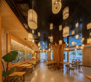 Techo melamina alto brillo en Diseño interior restaurante Koh Lanta en Elche