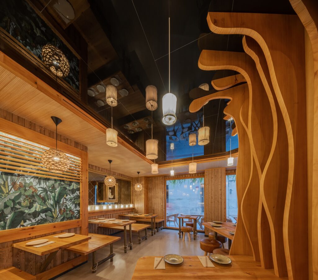 Árbol disimulando pilar en Diseño interior restaurante Koh Lanta en Elche