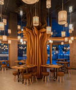 Solución para disimular pilar en Diseño interior restaurante Koh Lanta en Elche