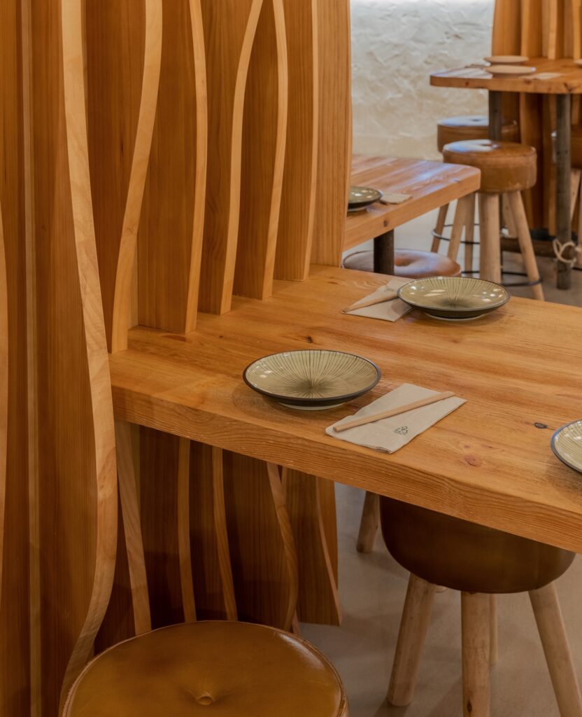 Detalle pilar y mesa en Diseño interior restaurante Koh Lanta en Elche