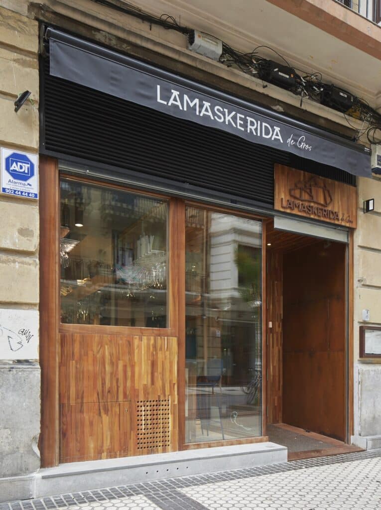 Diseño restaurante LaMaskerida de Gros. Fachada