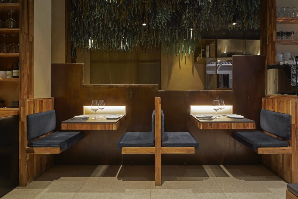 Detalle mesas en Diseño restaurante LaMaskerida de Gros.