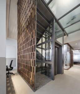 Diseño notaría Pérez-Brey. Ascensor y escalera