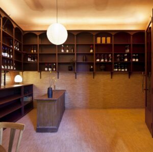 Interiorismo tienda de vinos 'Asede' en Santiago