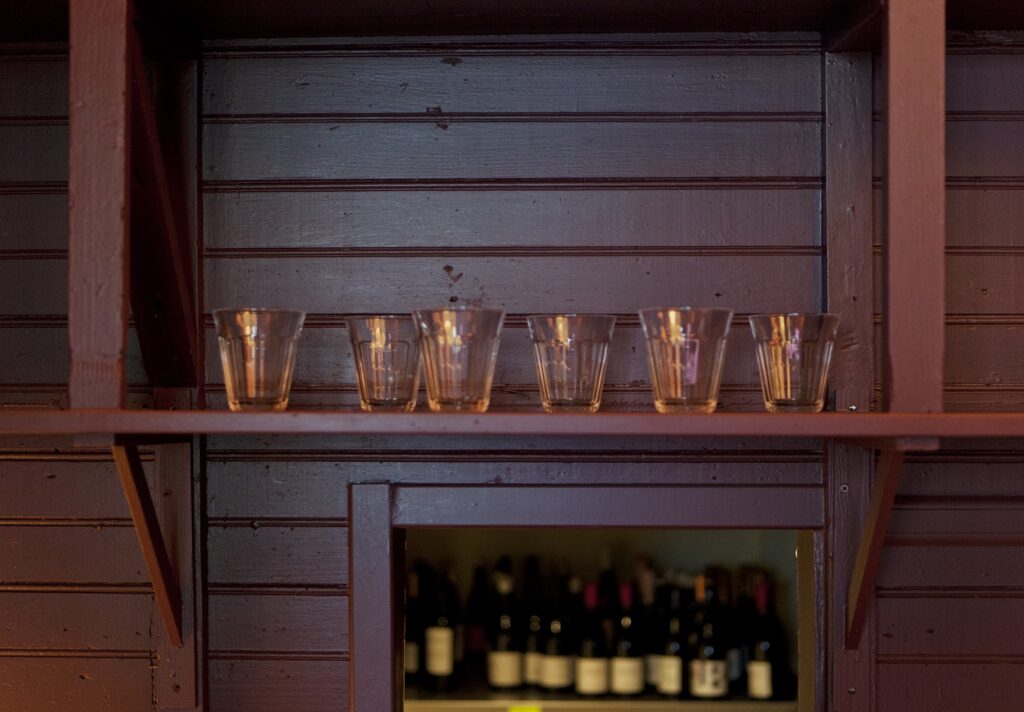 Interiorismo tienda de vinos 'Asede' en Santiago