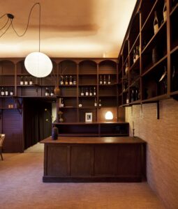 Interiorismo tienda de vinos 'Asede' en Santiago