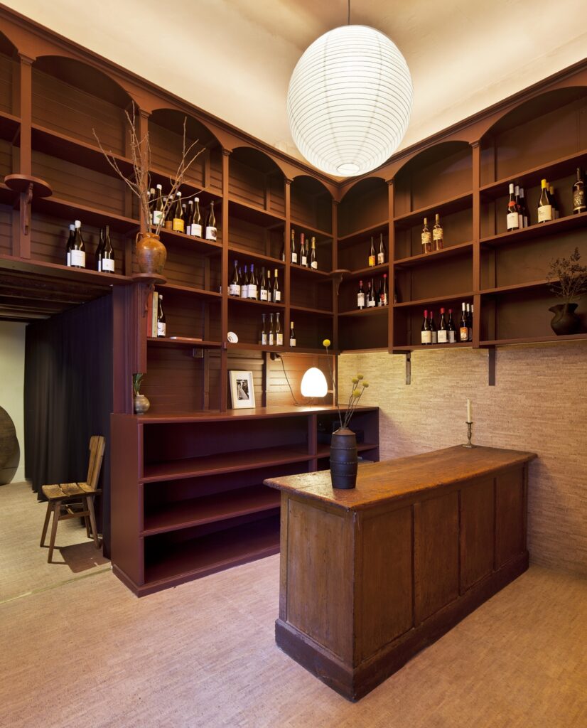 Interiorismo tienda de vinos 'Asede' en Santiago