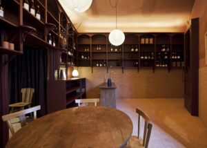 Interiorismo tienda de vinos 'Asede' en Santiago