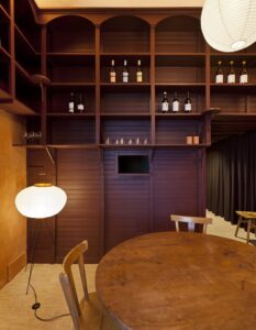 Interiorismo tienda de vinos 'Asede' en Santiago