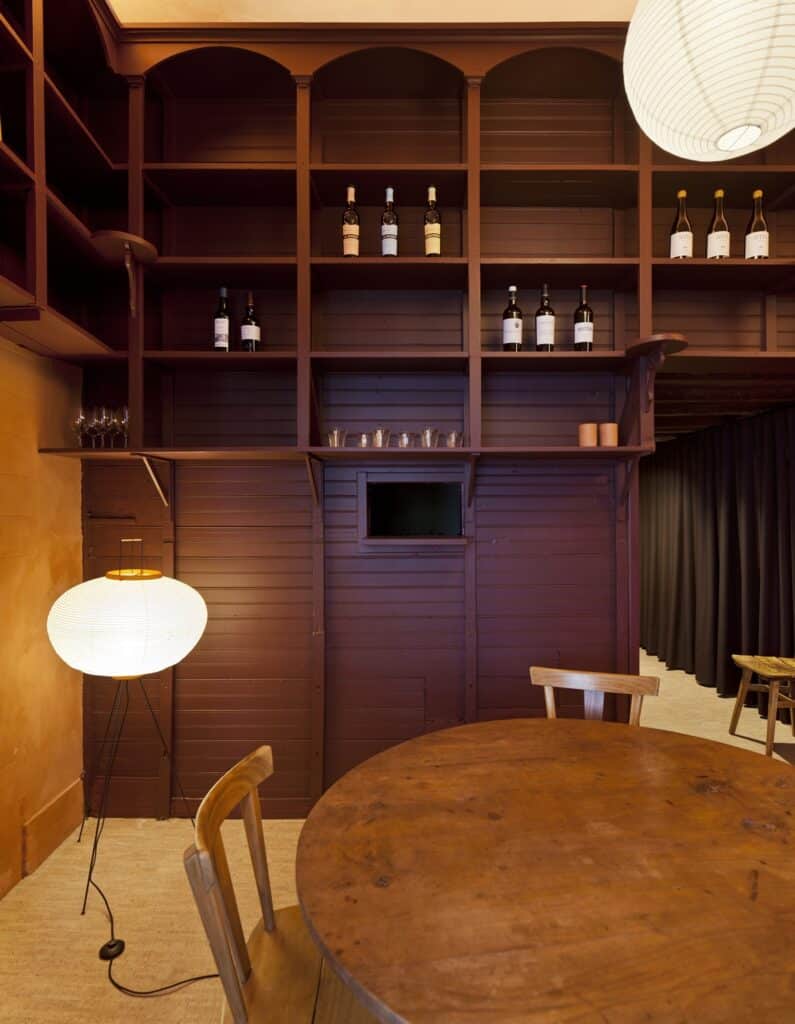 Interiorismo tienda de vinos 'Asede' en Santiago