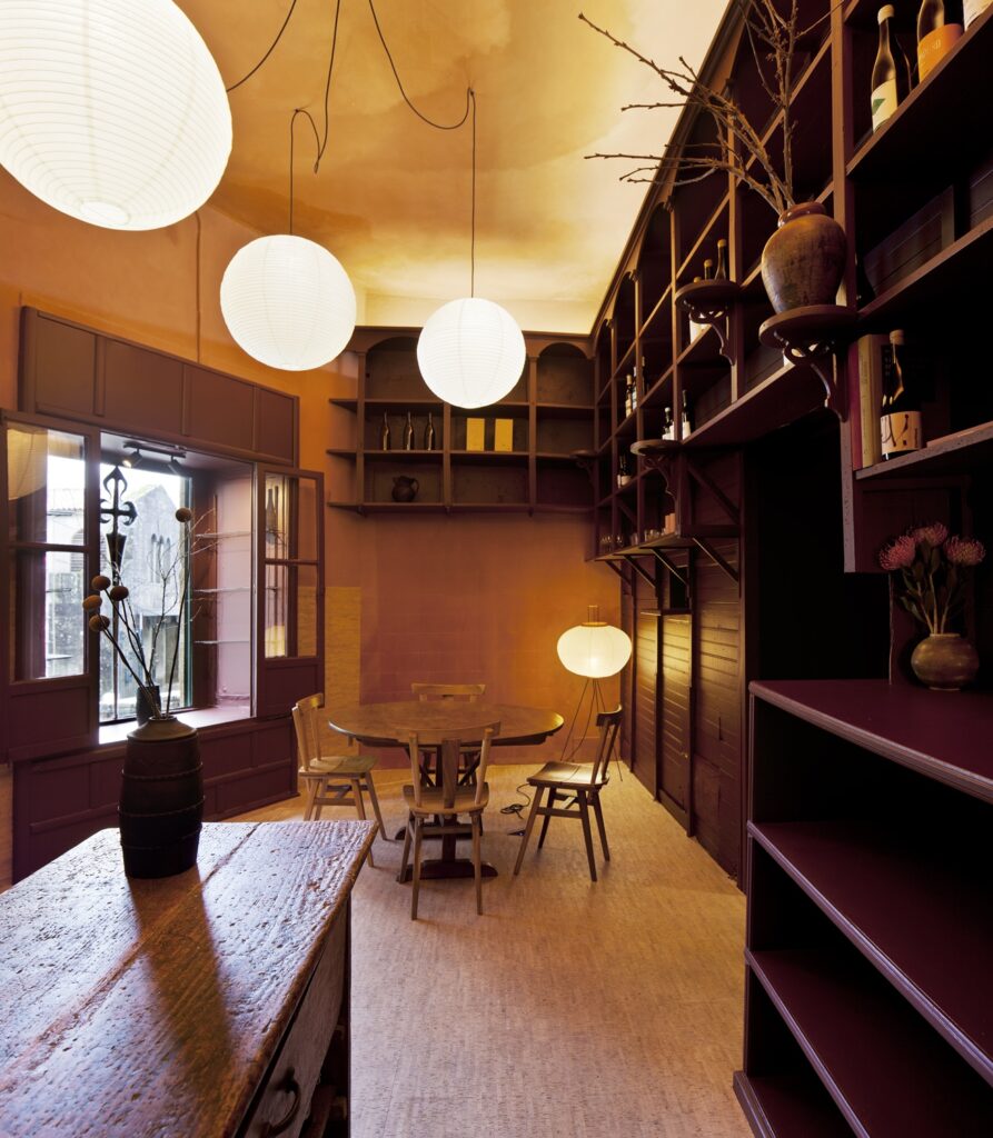 Interiorismo tienda de vinos 'Asede' en Santiago