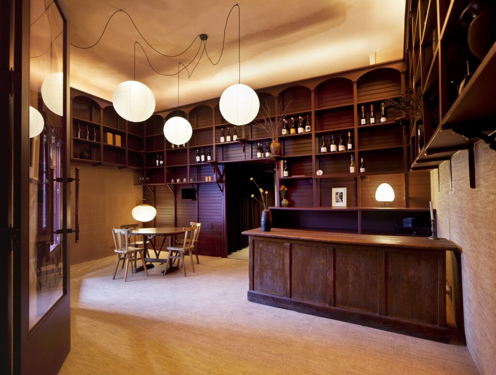 Interiorismo tienda de vinos 'Asede' en Santiago