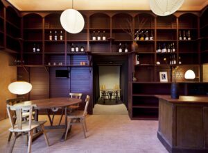 Interiorismo tienda de vinos 'Asede' en Santiago