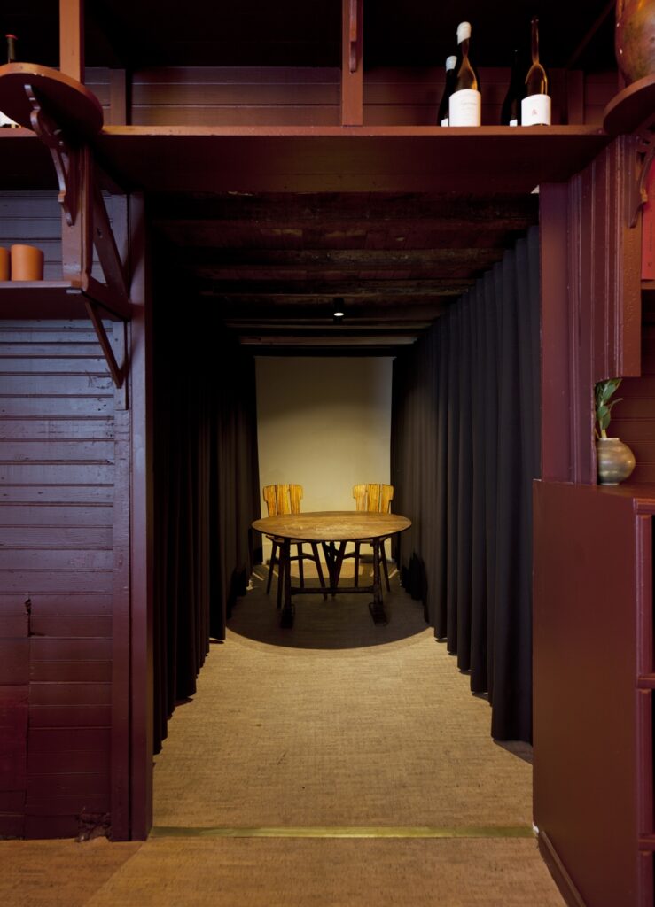 Interiorismo tienda de vinos 'Asede' en Santiago