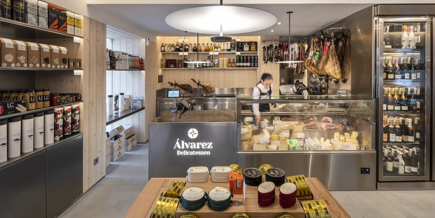 Mostrador de atención en Proyecto de Interiorismo tienda Álvarez Delicatessen en Coruña, por Iván Cotado Diseño de Interiores
